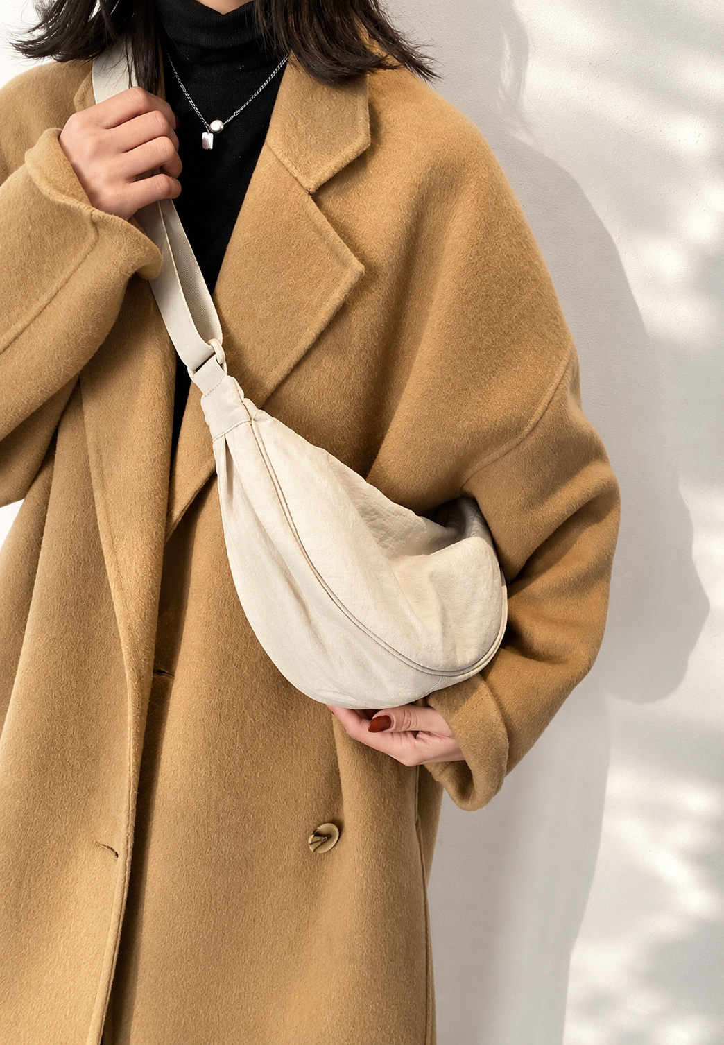 Nylon-Umhängetasche für Damen in Halbmondform mit verstellbarem Riemen – Camille
