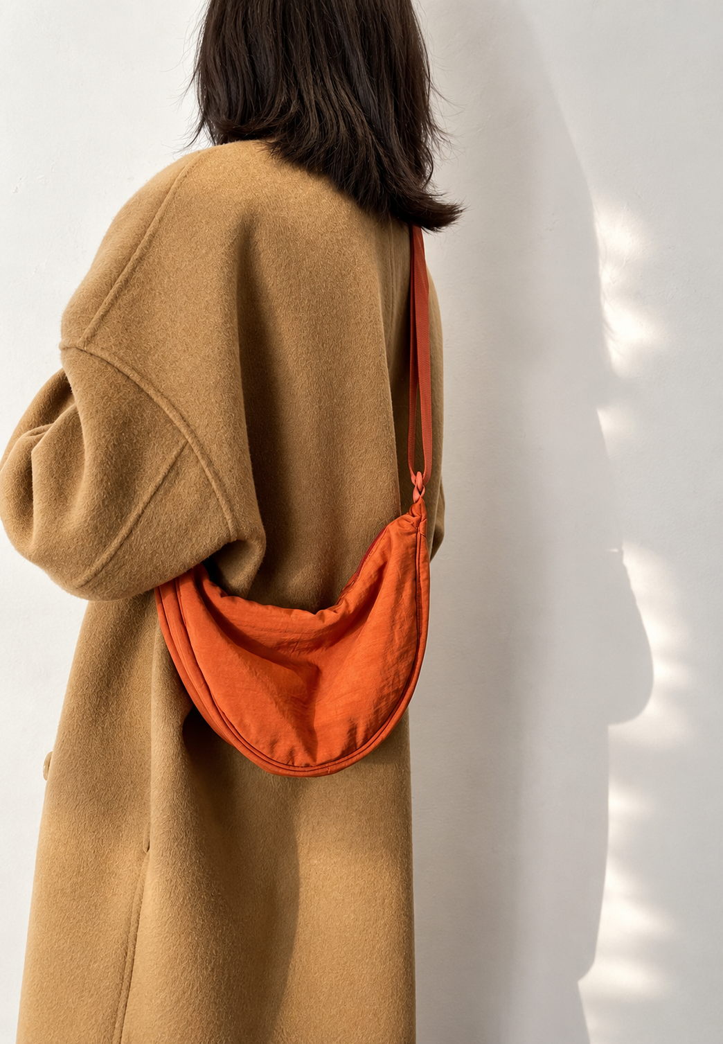 Nylon-Umhängetasche für Damen in Halbmondform mit verstellbarem Riemen – Camille
