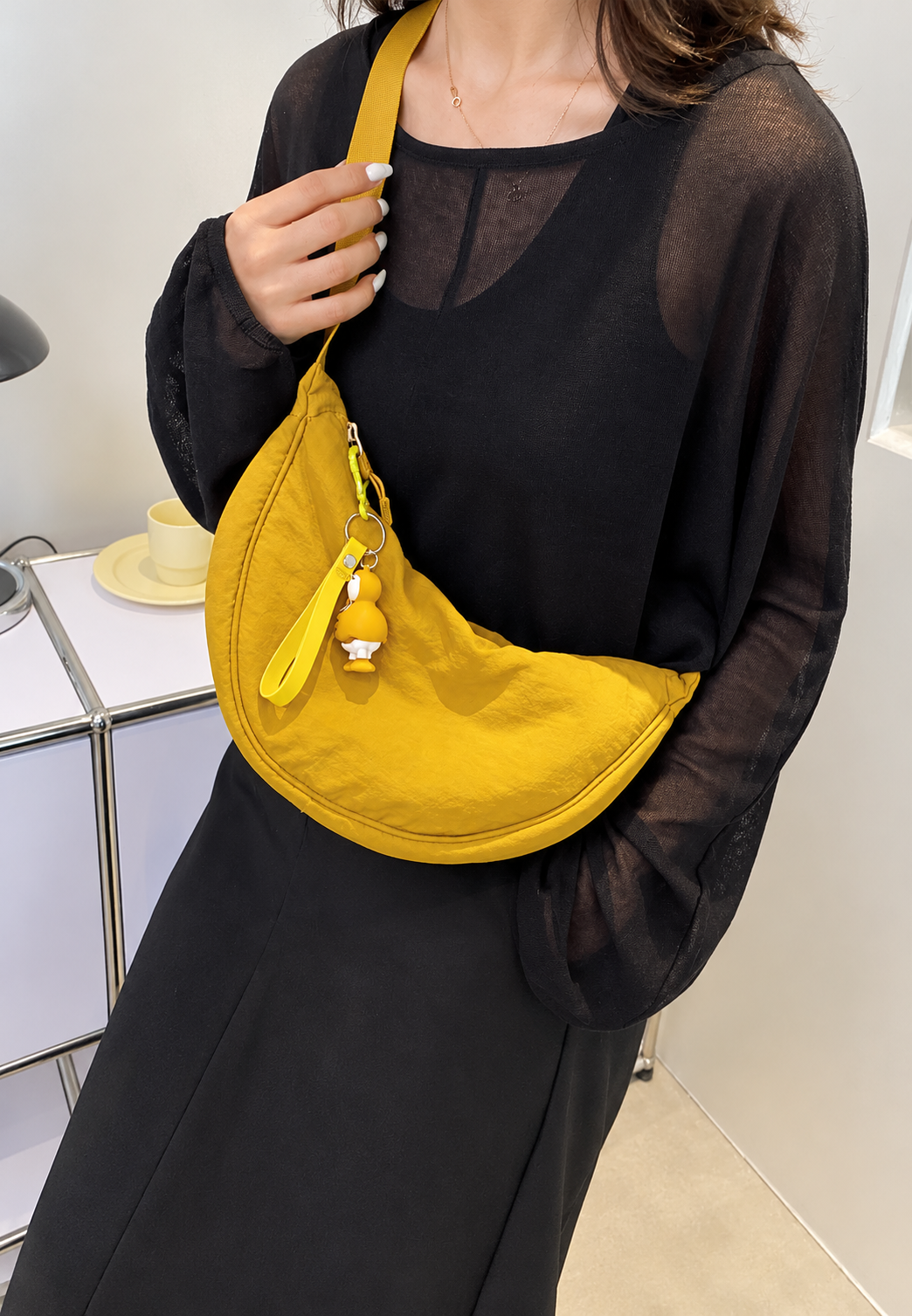 Nylon-Umhängetasche für Damen in Halbmondform mit verstellbarem Riemen – Camille
