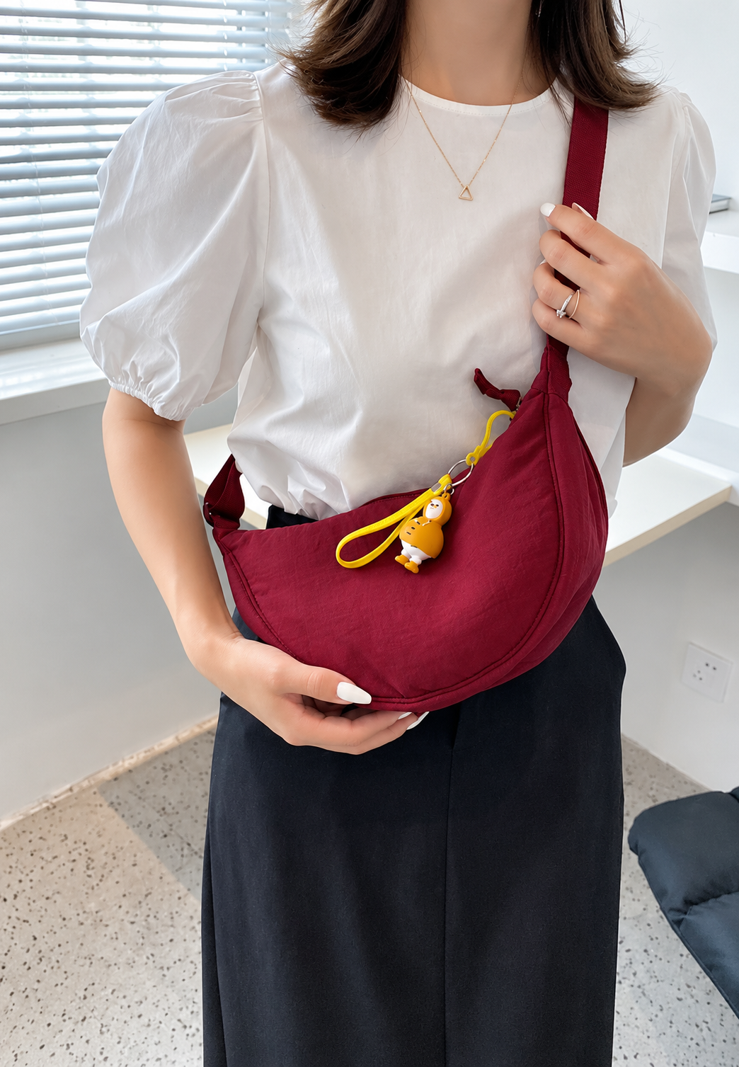 Nylon-Umhängetasche für Damen in Halbmondform mit verstellbarem Riemen – Camille