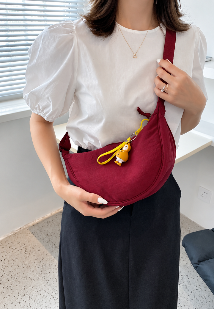Nylon-Umhängetasche für Damen in Halbmondform mit verstellbarem Riemen – Camille