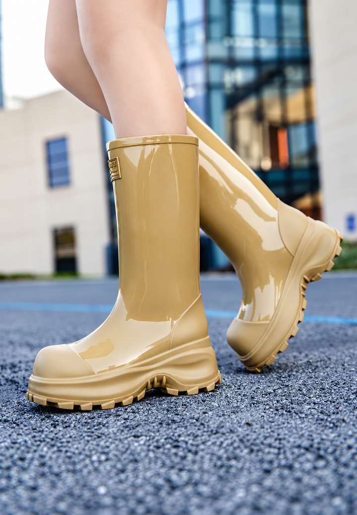 Gummistiefel mit mittelhohem Schaft, glänzender Oberfläche, Plateau und Profilsohle - Elvaira