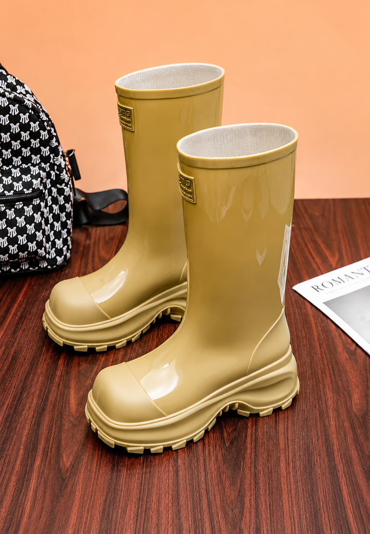Gummistiefel mit mittelhohem Schaft, glänzender Oberfläche, Plateau und Profilsohle - Elvaira