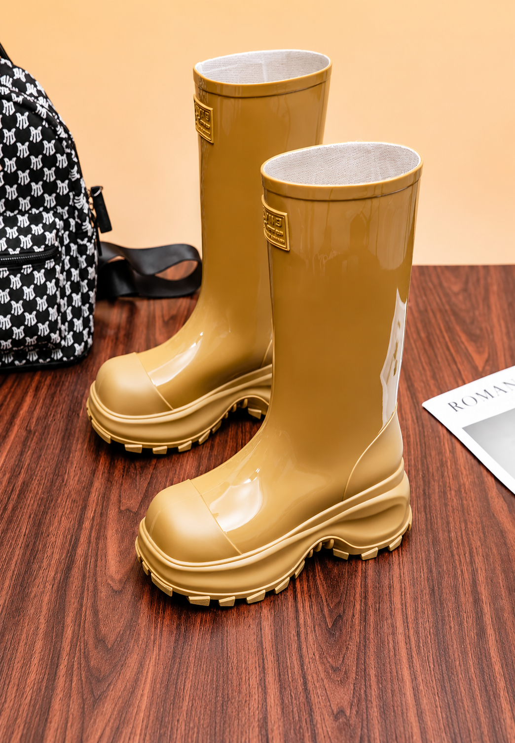 Gummistiefel mit mittelhohem Schaft, glänzender Oberfläche, Plateau und Profilsohle - Elvaira