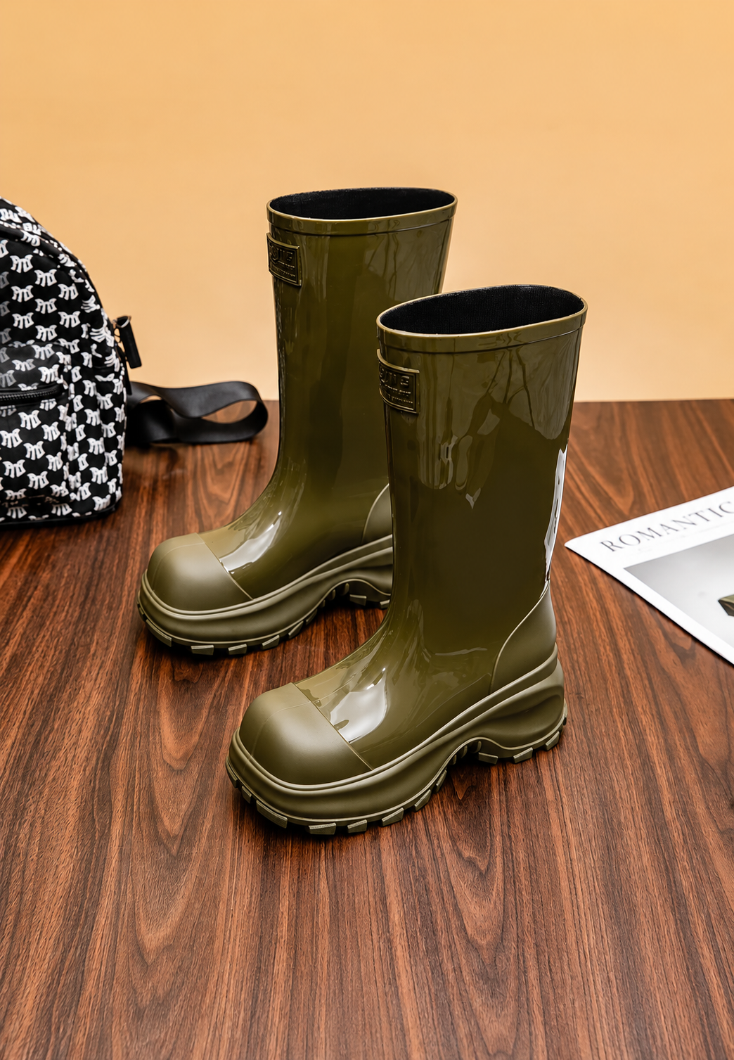 Gummistiefel mit mittelhohem Schaft, glänzender Oberfläche, Plateau und Profilsohle - Elvaira