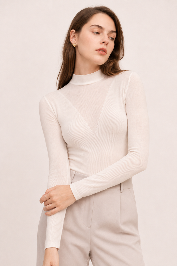 Figurbetontes Langarm-T-Shirt mit kurzem Rollkragen und V-Ausschnitt – Mila