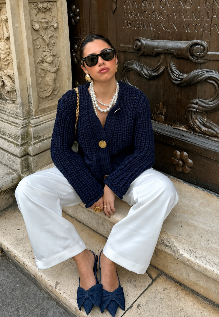Kurzer Strickcardigan mit goldenen Knöpfen und Taschen – Moretta