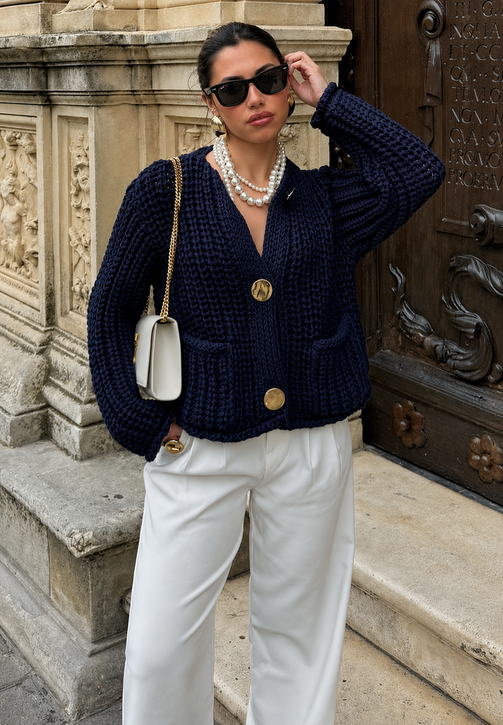 Kurzer Strickcardigan mit goldenen Knöpfen und Taschen – Moretta