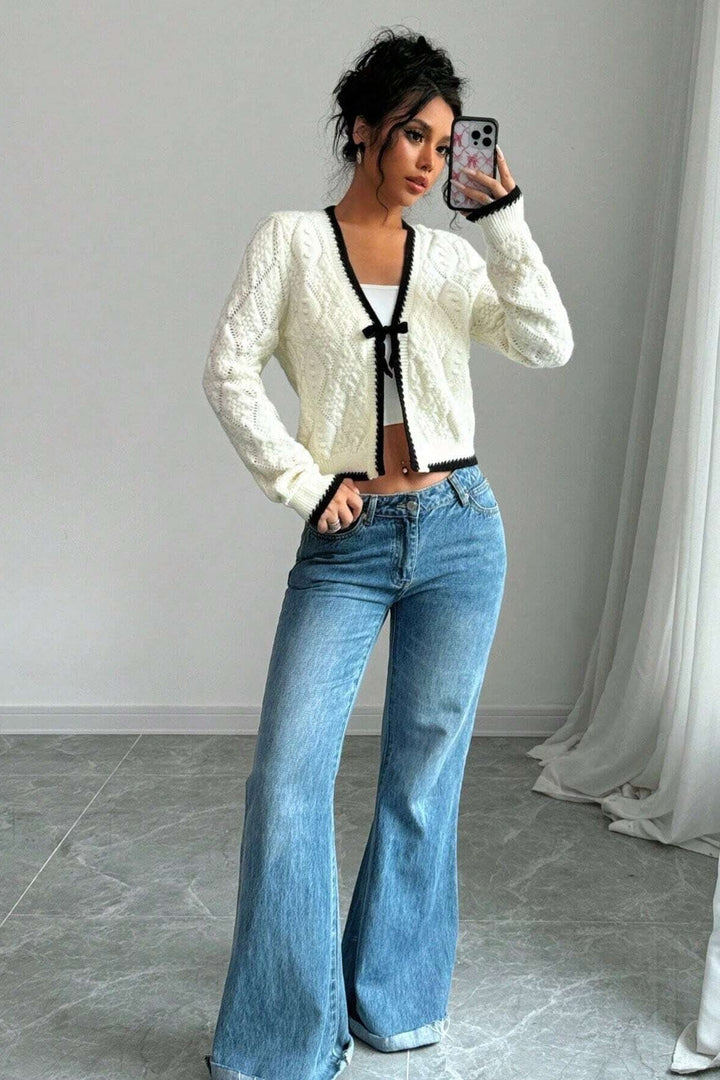 Kurze Strickjacke mit Lochmuster, Schleife und kontrastfarbenen Bordüren – Mila