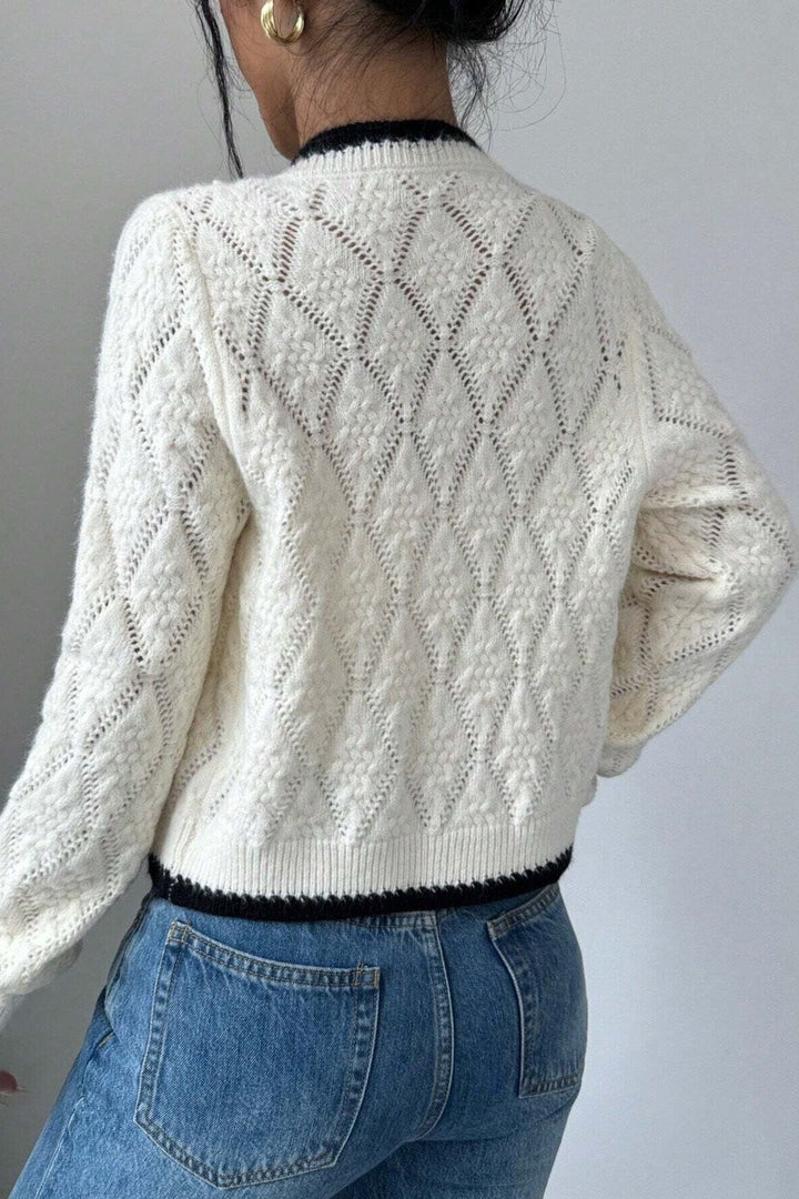 Kurze Strickjacke mit Lochmuster, Schleife und kontrastfarbenen Bordüren – Mila