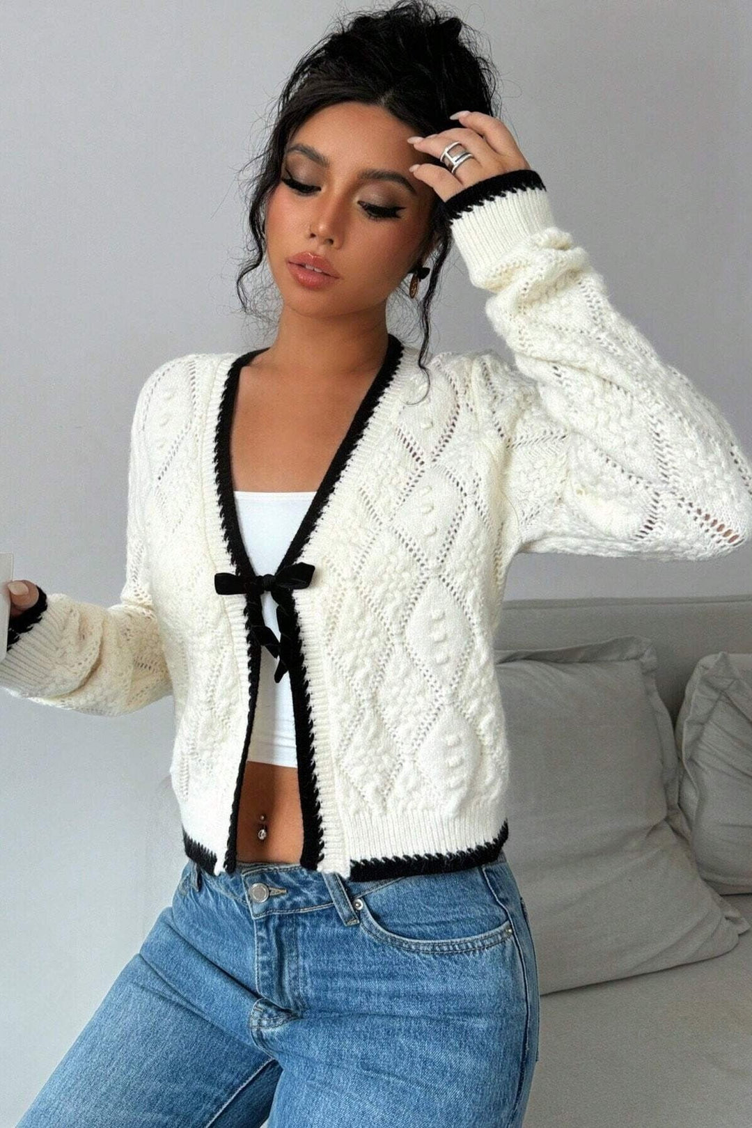 Kurze Strickjacke mit Lochmuster, Schleife und kontrastfarbenen Bordüren – Mila