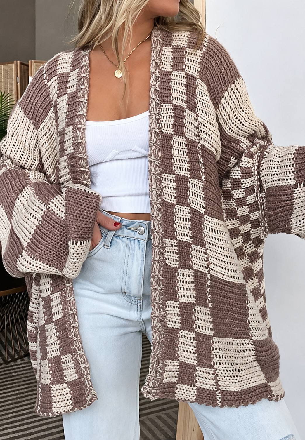 Gestrickte Damen-Strickjacke mit Karo-Muster, langen Ärmeln und offenem Schnitt – Bruna