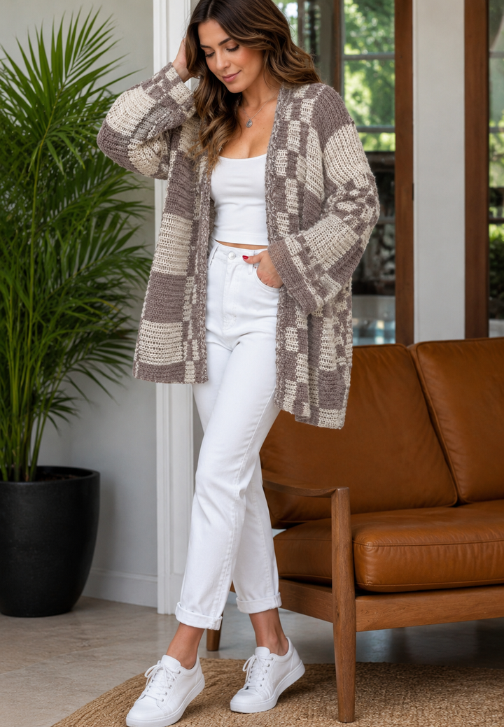 Gestrickte Damen-Strickjacke mit Karo-Muster, langen Ärmeln und offenem Schnitt – Bruna