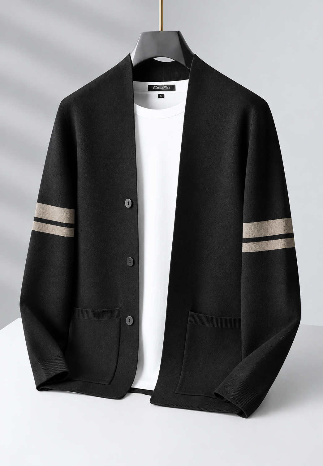 Herren-Strickjacke mit V-Ausschnitt, gestreiften Ärmeln und Knöpfen – Lennart