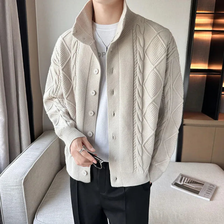 Strickcardigan mit Zopfmuster und Stehkragen mit Knöpfen – Adrián