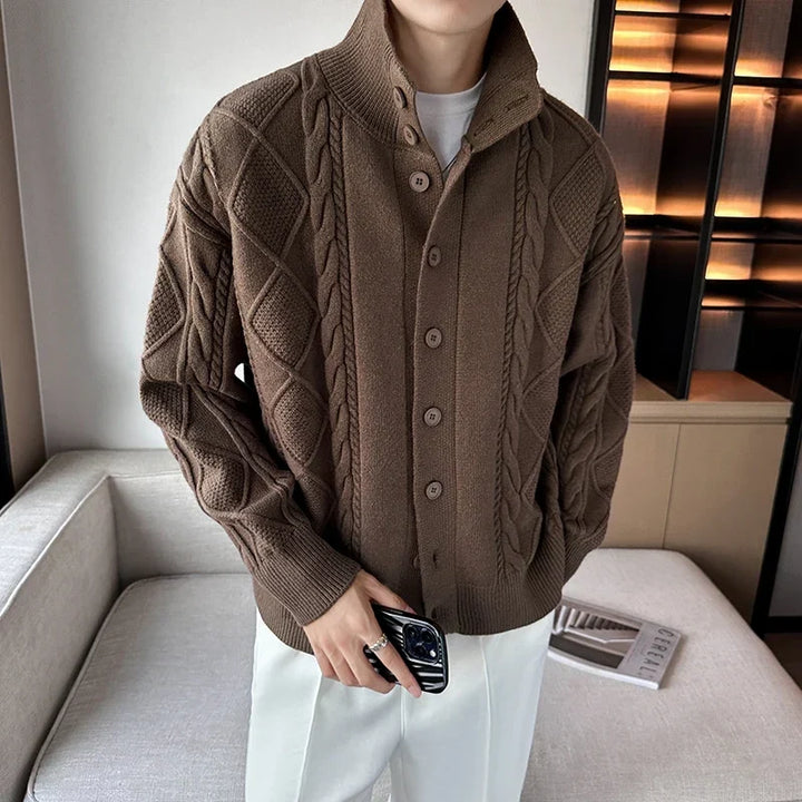 Strickcardigan mit Zopfmuster und Stehkragen mit Knöpfen – Adrián