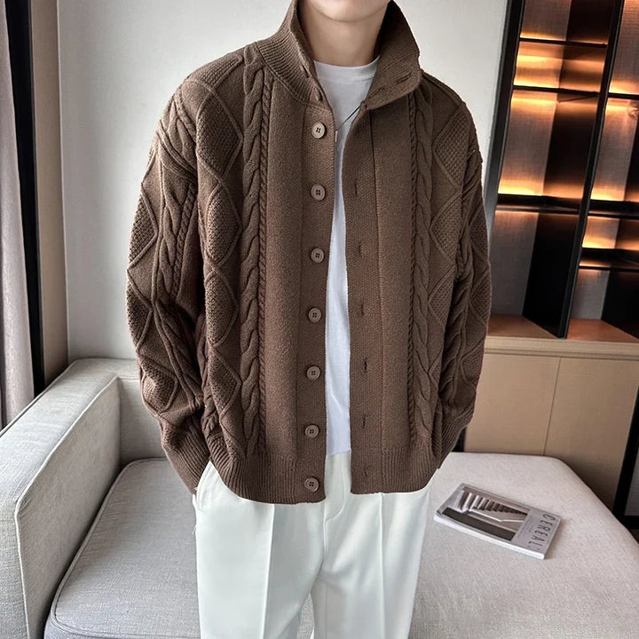 Strickcardigan mit Zopfmuster und Stehkragen mit Knöpfen – Adrián