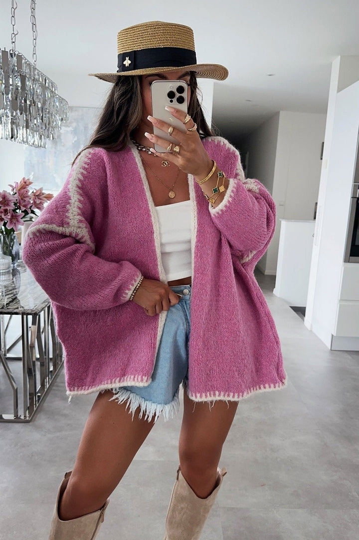 Lockere Damen-Strickjacke mit kontrastierenden Rippenbündchen und langen Ärmeln – Selmara
