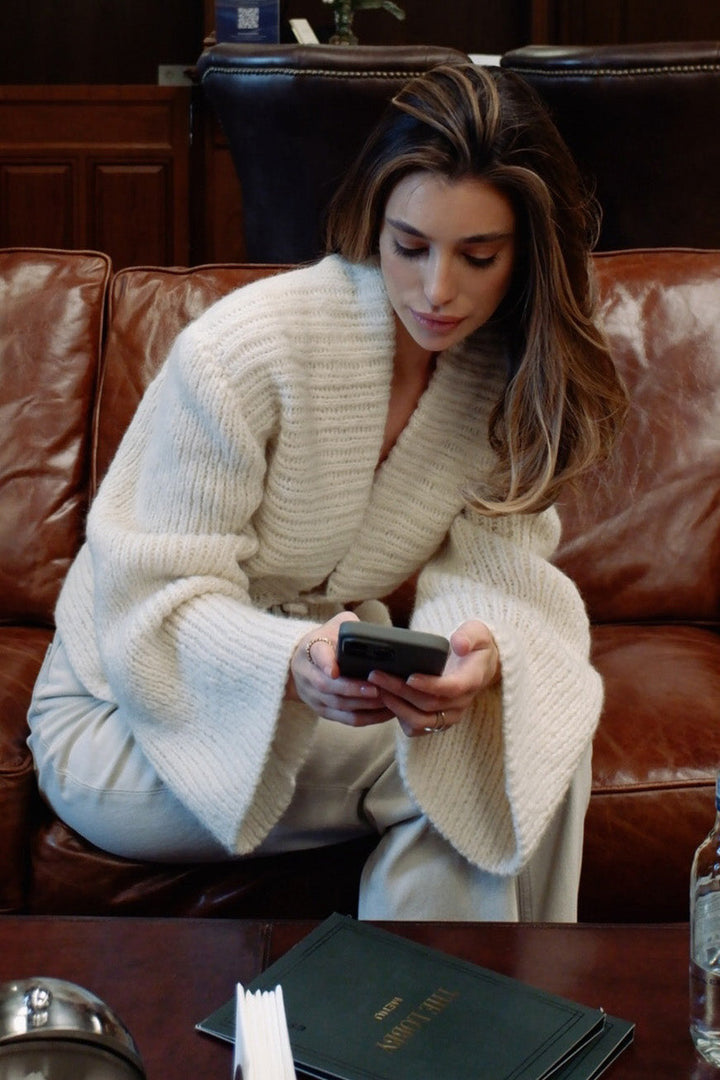 Damen-Strickjacke mit Ajourmuster, weiten Ärmeln und einem einzigen Knopf – Ophélie