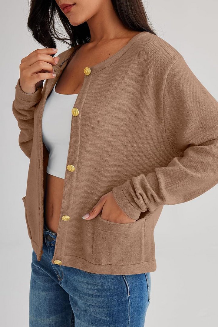 Damen-Strickjacke mit Rundhalsausschnitt, Knöpfen und Taschen – Sorelia