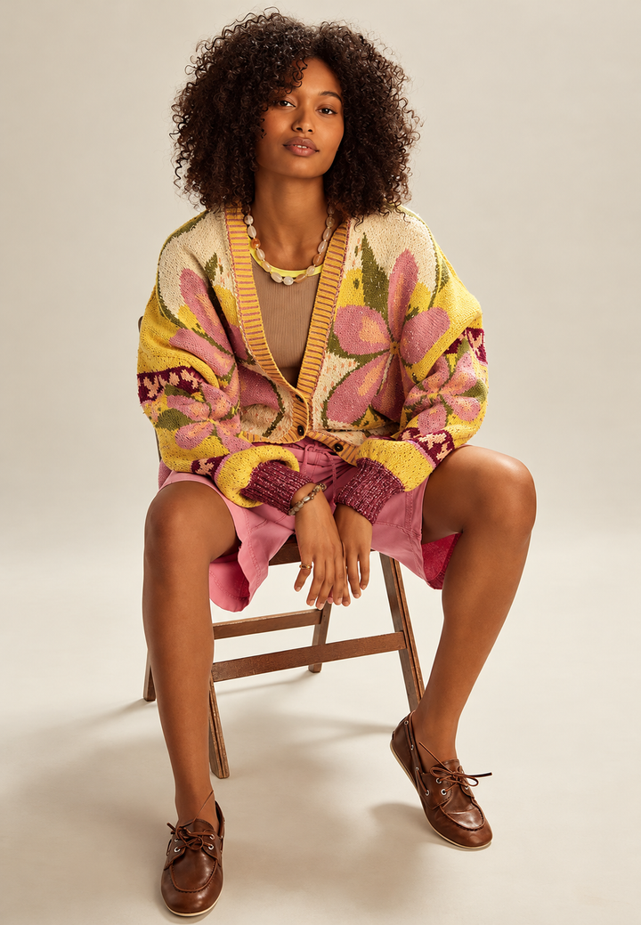 Locker geschnittener Damen-Strickcardigan mit mehrfarbigen Blumen und Knöpfen - Tarsila