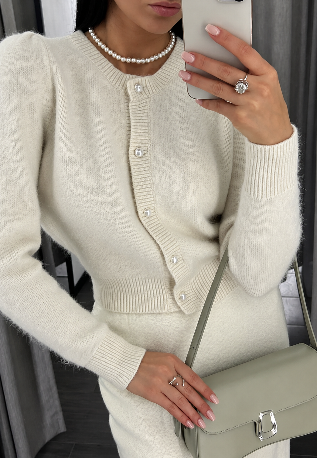 Damen-Cardigan aus weichem Strick mit Rundhalsausschnitt und perlenartigen Knöpfen - Zelmira