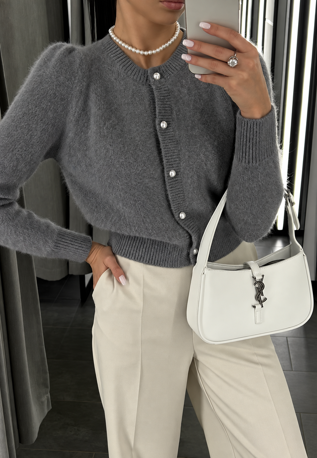 Damen-Cardigan aus weichem Strick mit Rundhalsausschnitt und perlenartigen Knöpfen - Zelmira