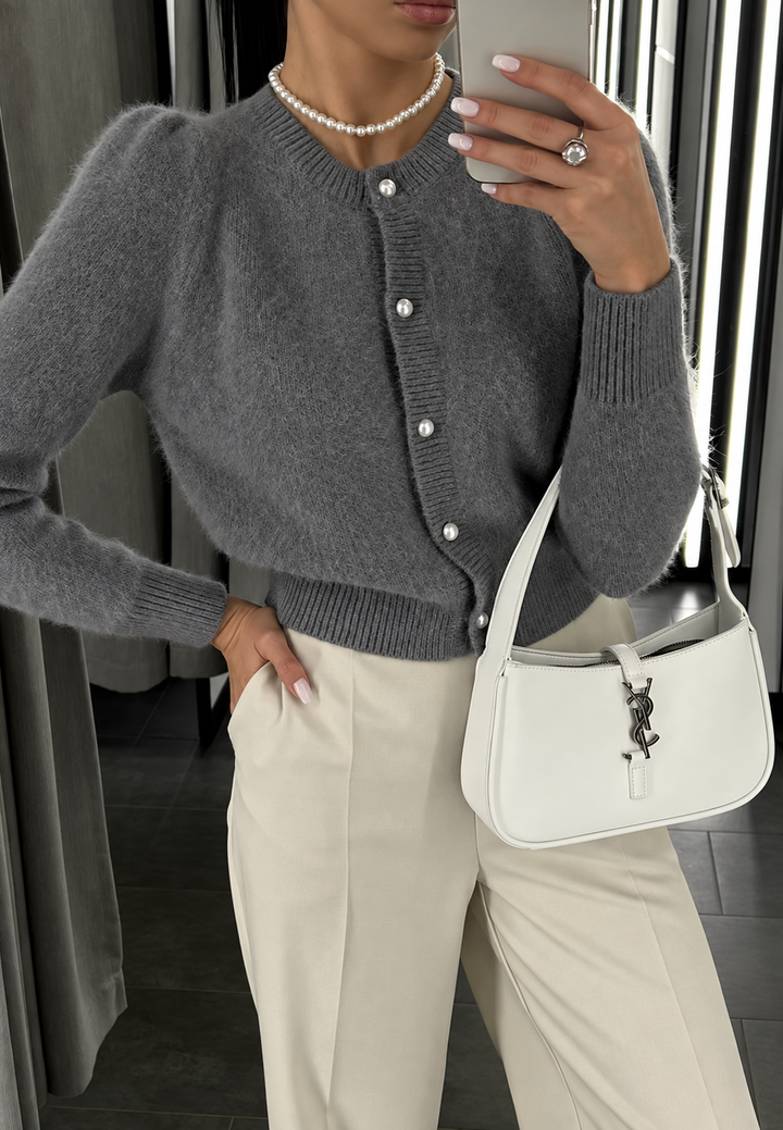 Damen-Cardigan aus weichem Strick mit Rundhalsausschnitt und perlenartigen Knöpfen - Zelmira