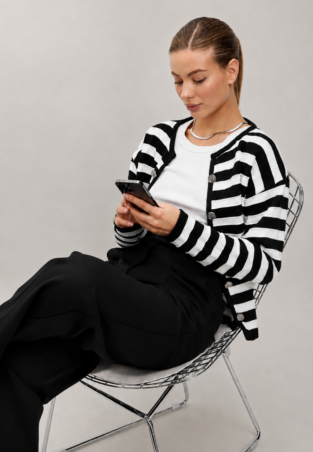 Damen-Strickjacke mit zweifarbigen Streifen, langen Ärmeln und Metallknöpfen – Liora