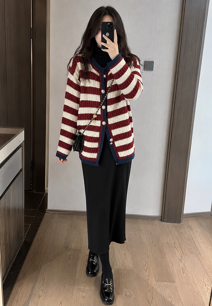 Damen-Strickjacke mit Streifen, Metallknöpfen und kontrastfarbenen Paspeln – Pastinne