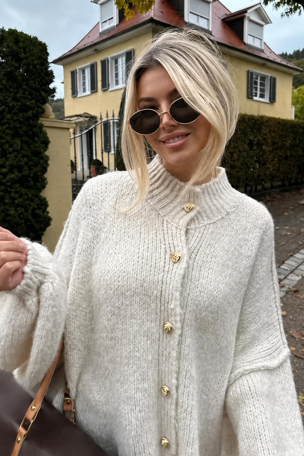 Oversize-Strickjacke mit grobem Strickmuster, Rollkragen und Metallknöpfen – Koranna