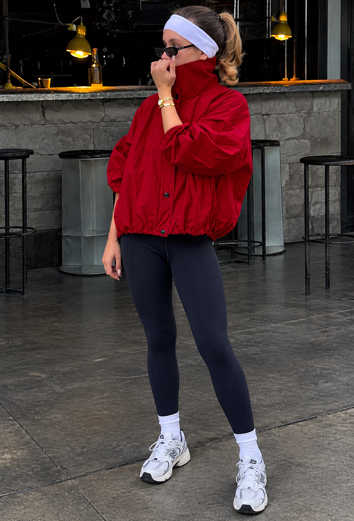 Damen kurze Jacke mit Stehkragen, Knöpfen und gerafftem Saum - Calista