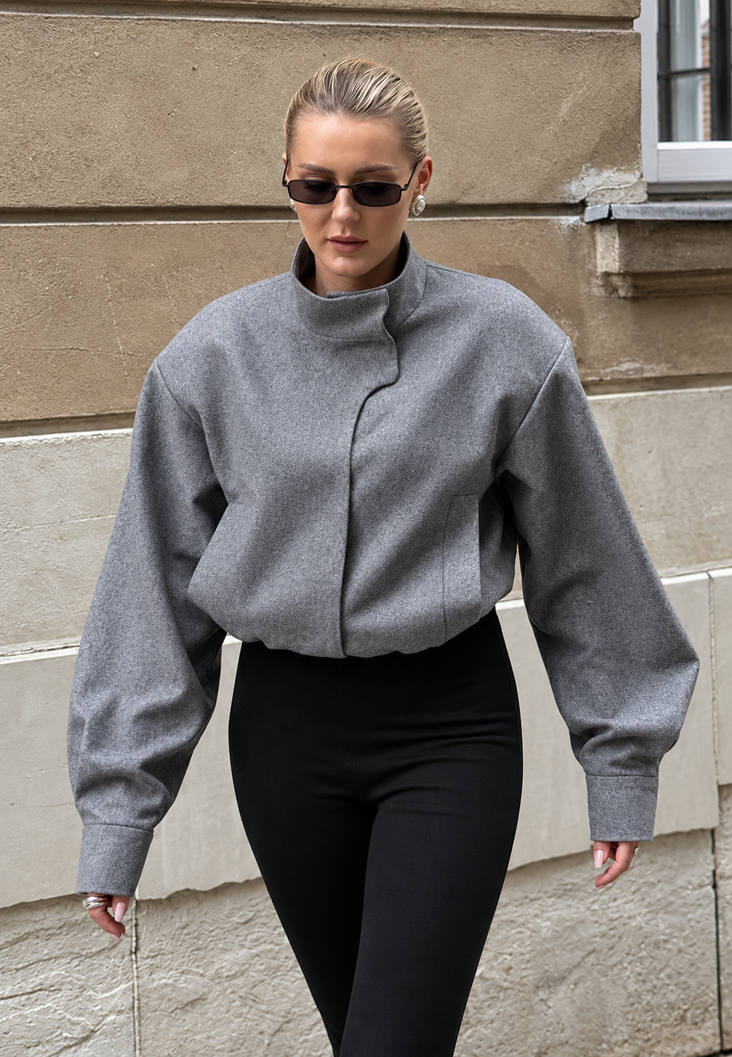 Kurze Damenjacke mit hohem Kragen und Ballonärmeln - Lena