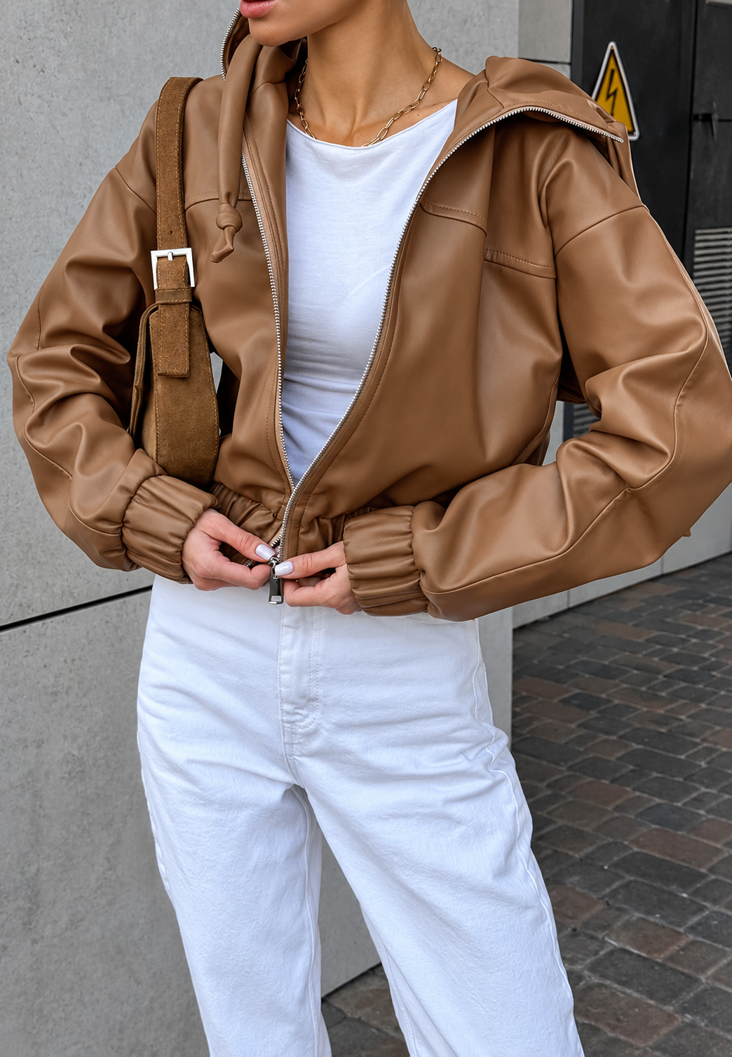Damen-Jacke in Lederoptik mit Kapuze und Reißverschluss – Nerea