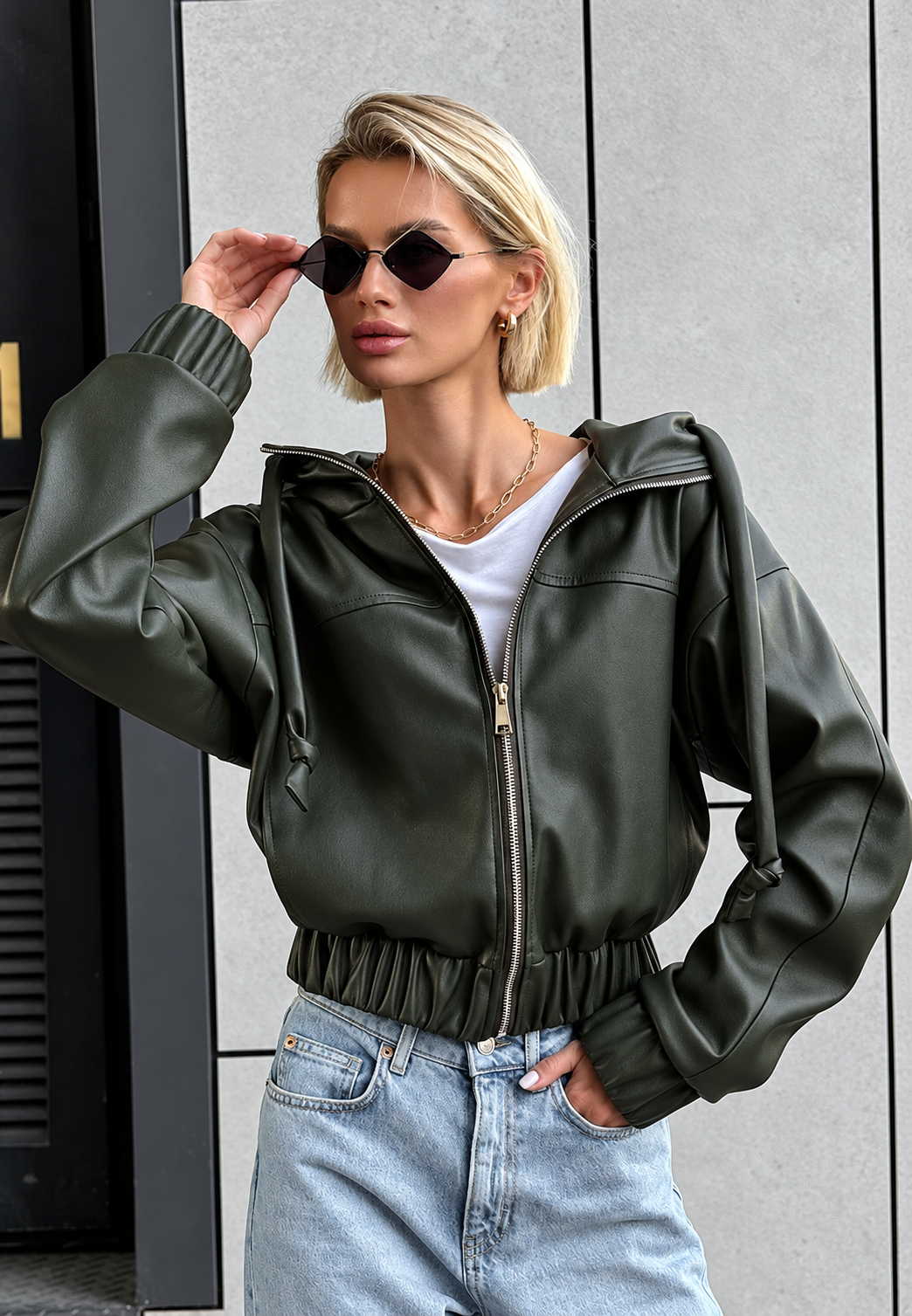Damen-Jacke in Lederoptik mit Kapuze und Reißverschluss – Nerea