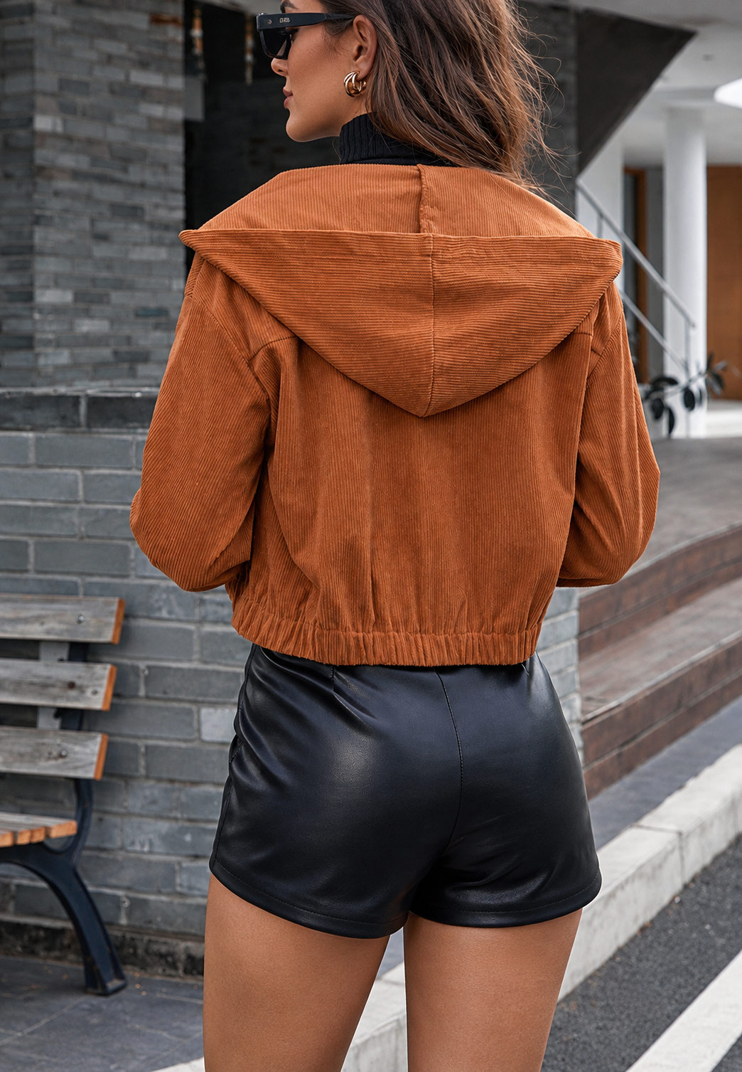 Kurze Cordjacke für Damen mit Kapuze und Pattentaschen – Nalia