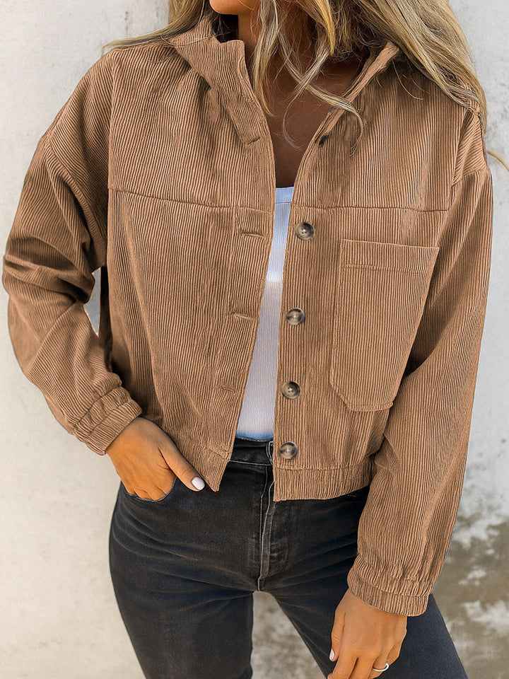 Kurze Damen-Cordjacke mit Hemdkragen und aufgesetzten Taschen – Anouk