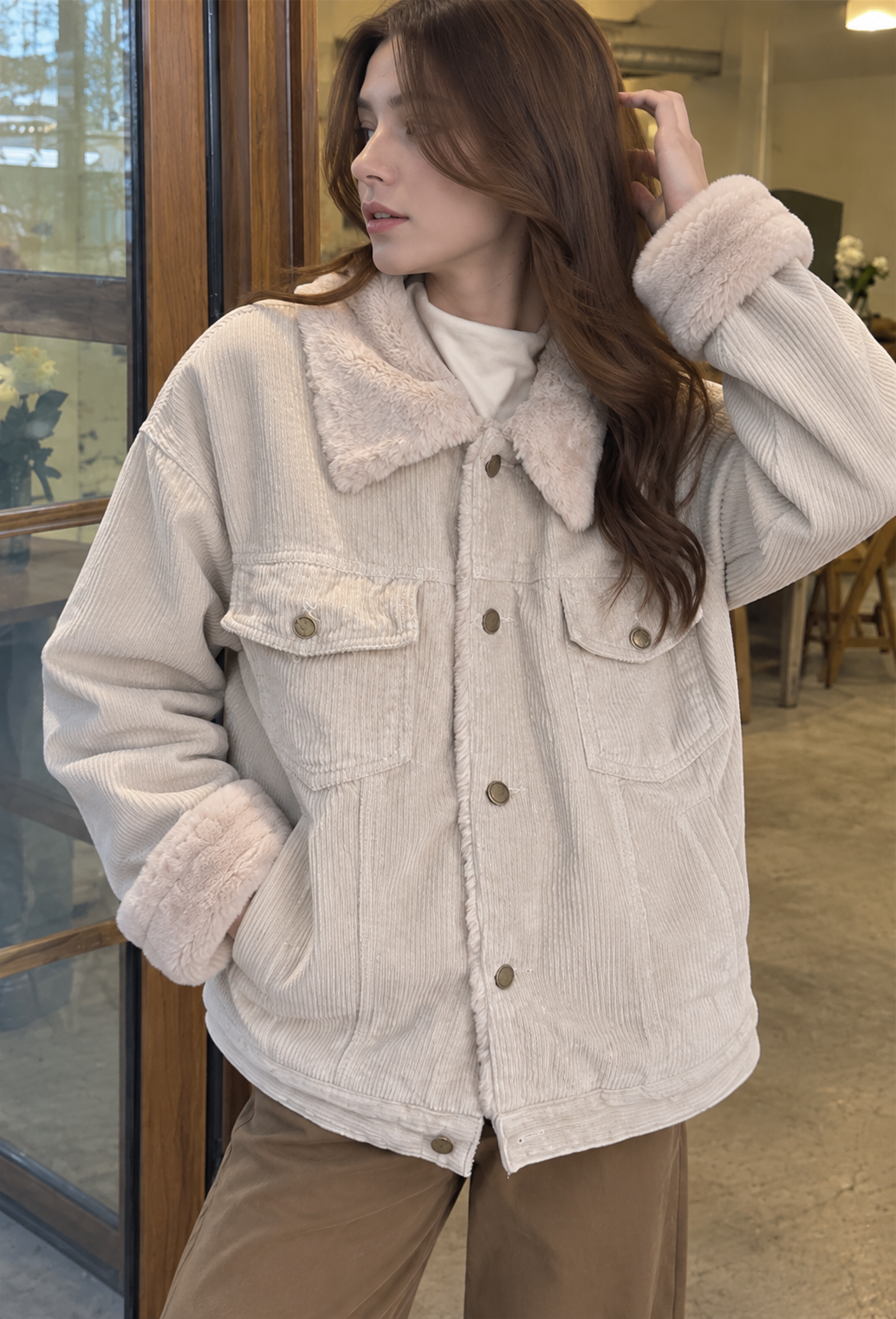 Damen-Cordjacke mit Lammfelloptik am Kragen und Taschen – Sidonie