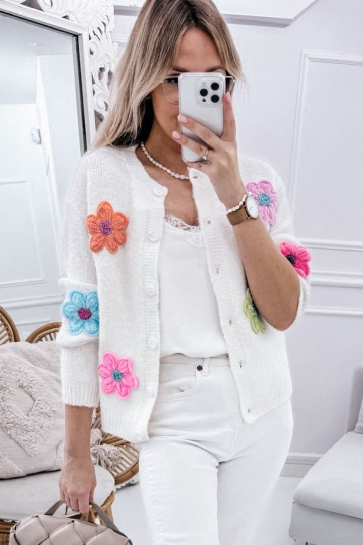Arielle - Niedliche, gestrickte Strickjacke mit Blumenmuster und Knöpfen