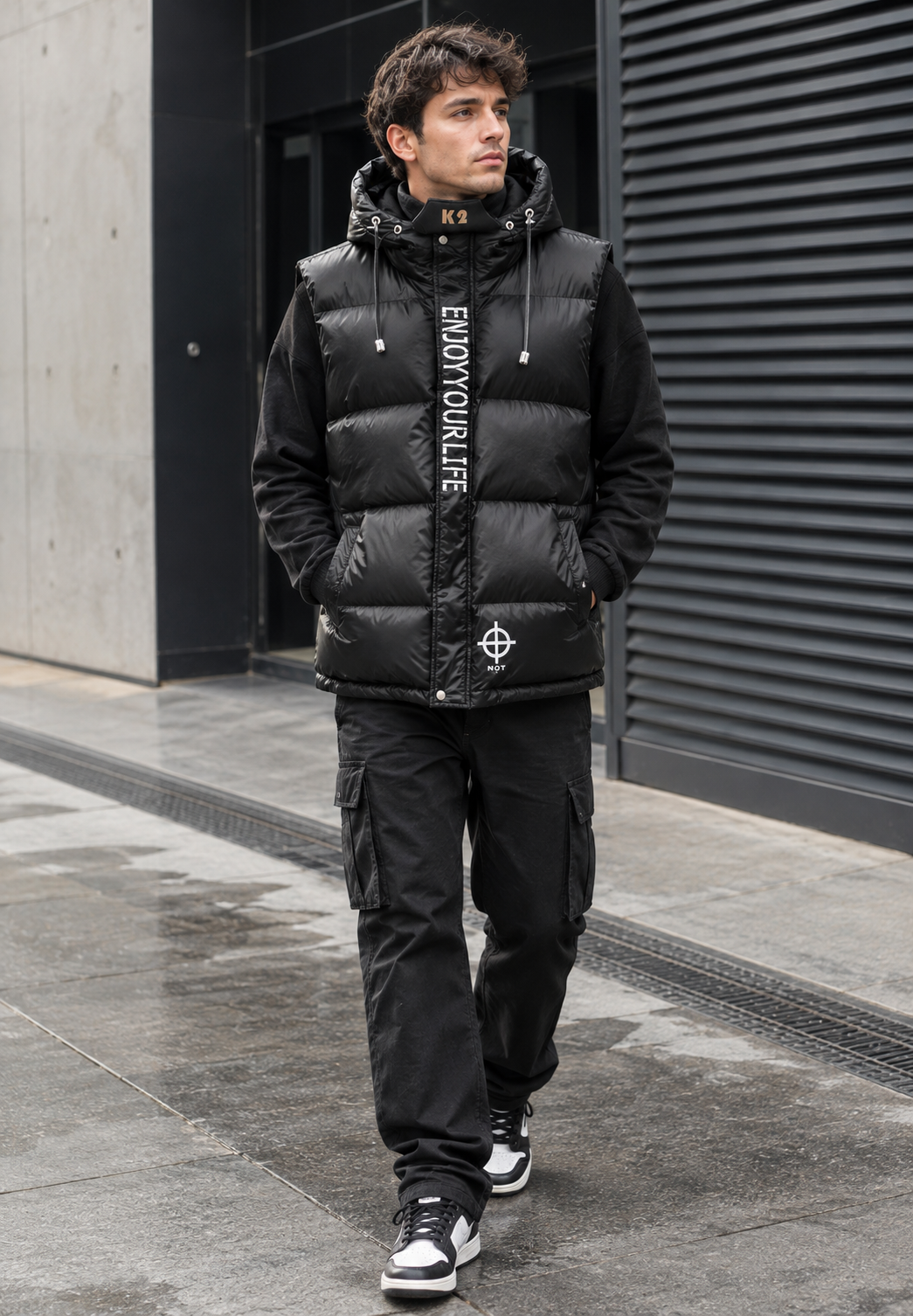 Herren-Steppweste mit verstellbarer Kapuze und glänzender Oberfläche im urbanen Stil - Keldan