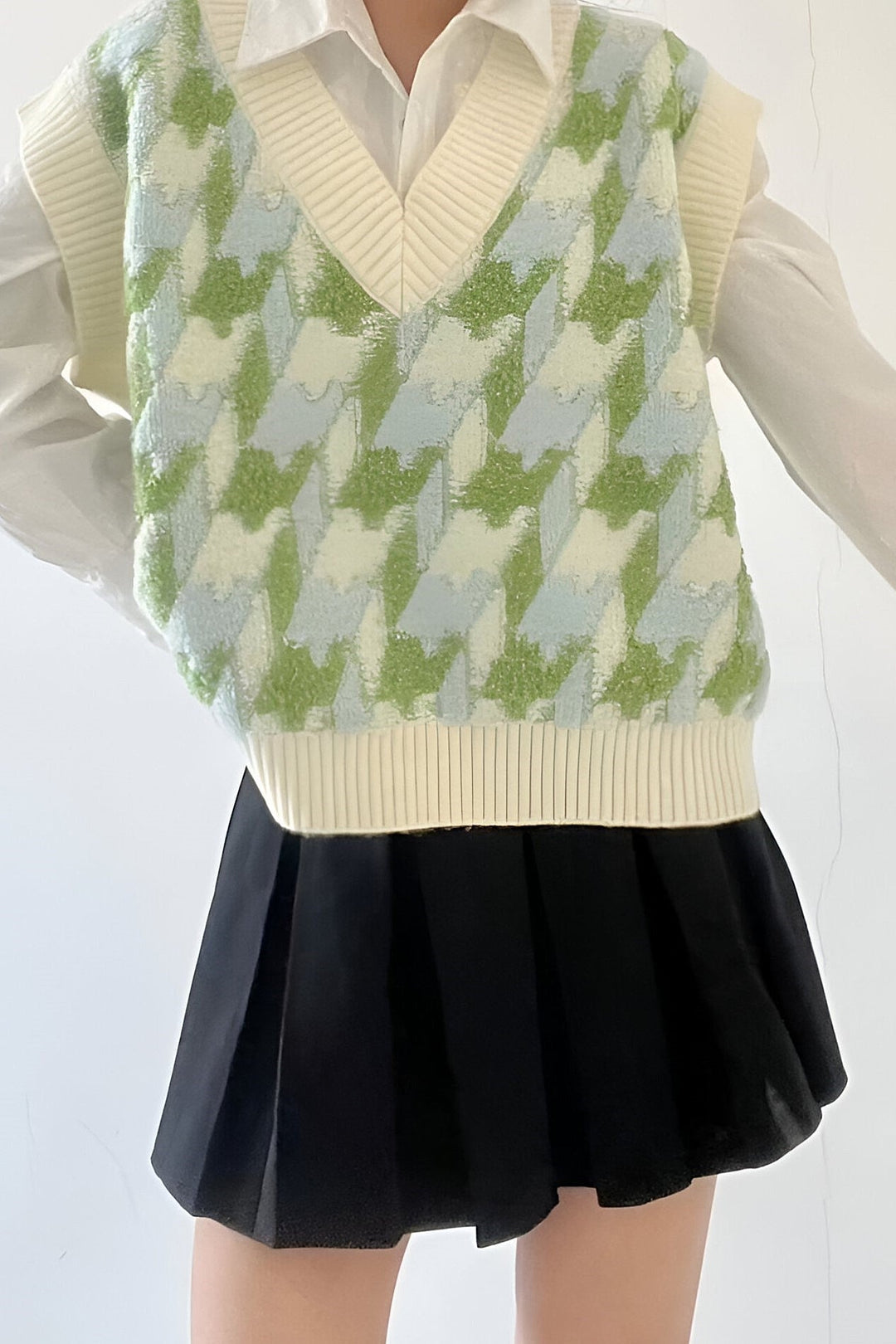 Gestrickte Damenweste mit V-Ausschnitt und Muster – Mondeña