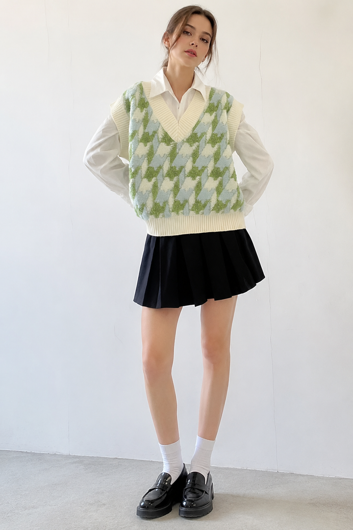 Gestrickte Damenweste mit V-Ausschnitt und Muster – Mondeña