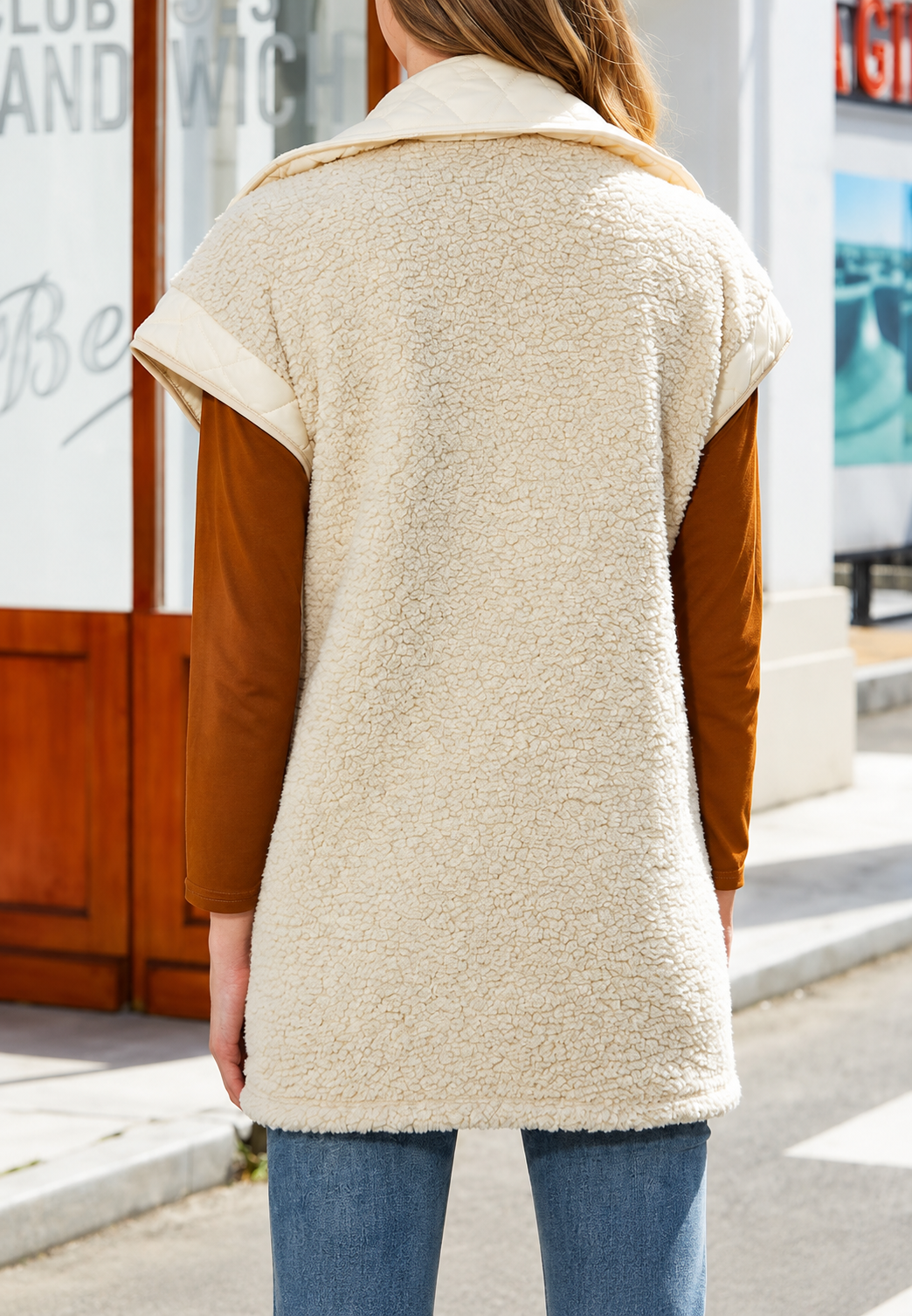 Lange Damenweste im Lammfell-Look mit kontrastfarbenen Revers – Margaret