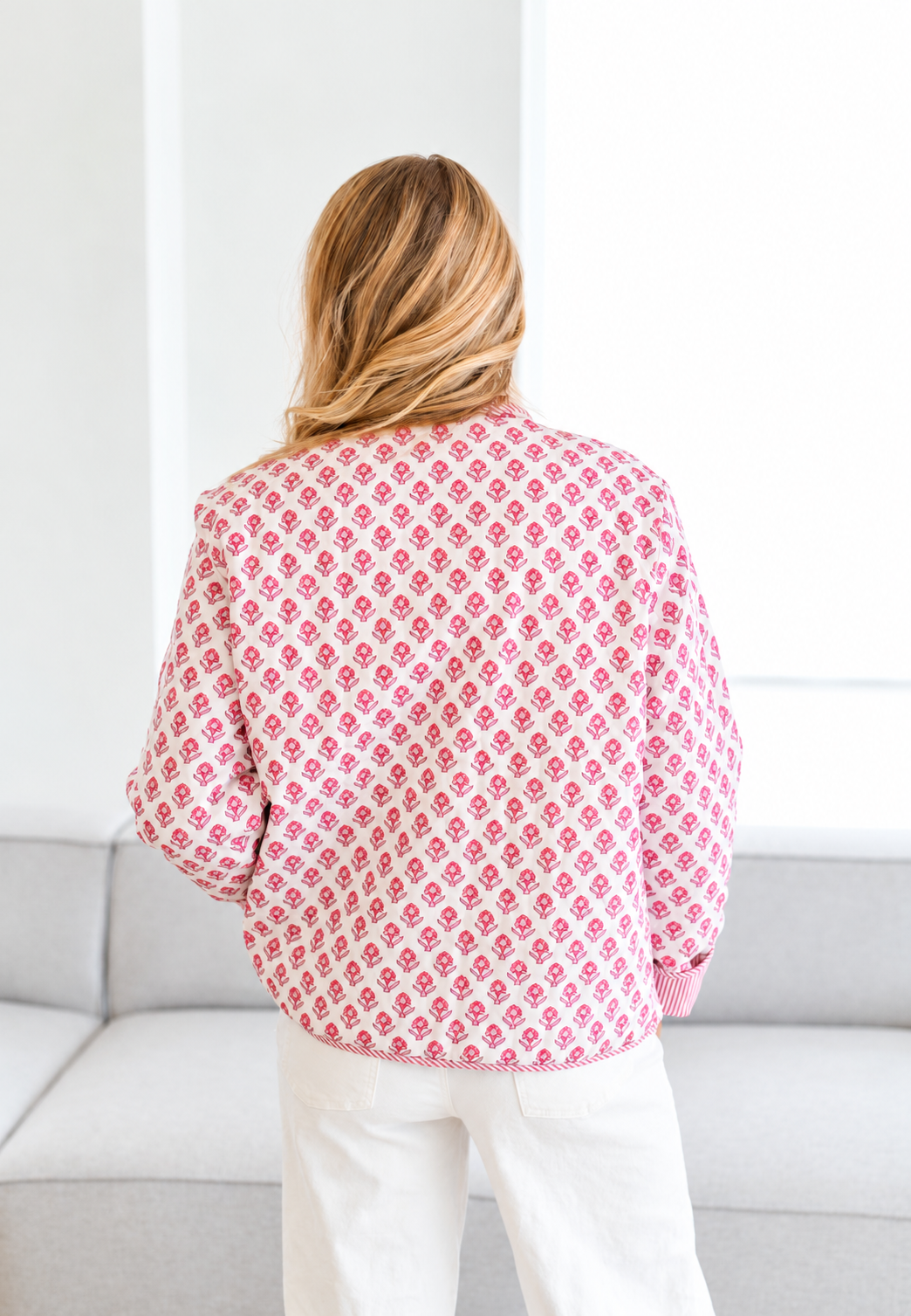 Damen-Steppjacke mit Blumenmuster und gestreiftem Hemdkragen - Lola