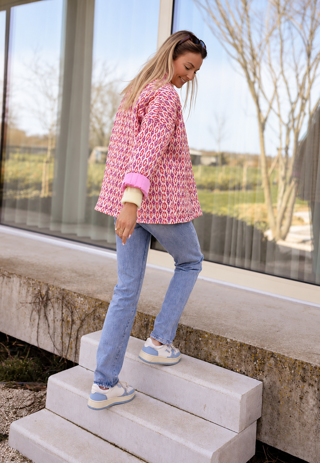 Gerade geschnittene Damen-Steppjacke mit geometrischen Motiven - Eliora