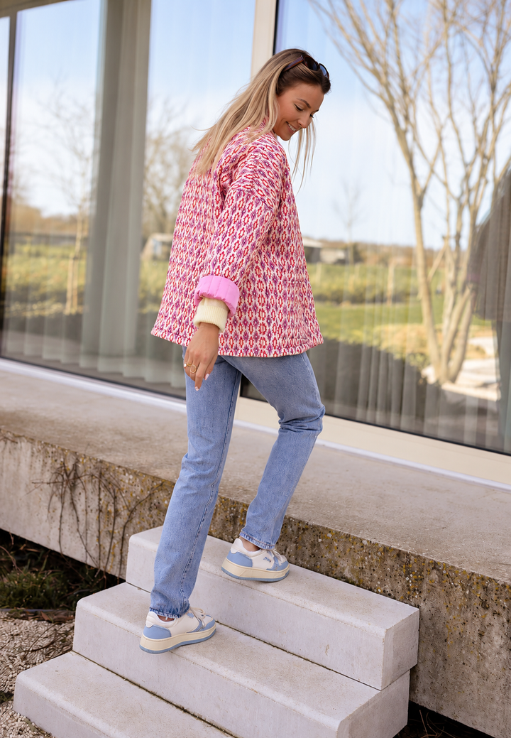 Gerade geschnittene Damen-Steppjacke mit geometrischen Motiven - Eliora