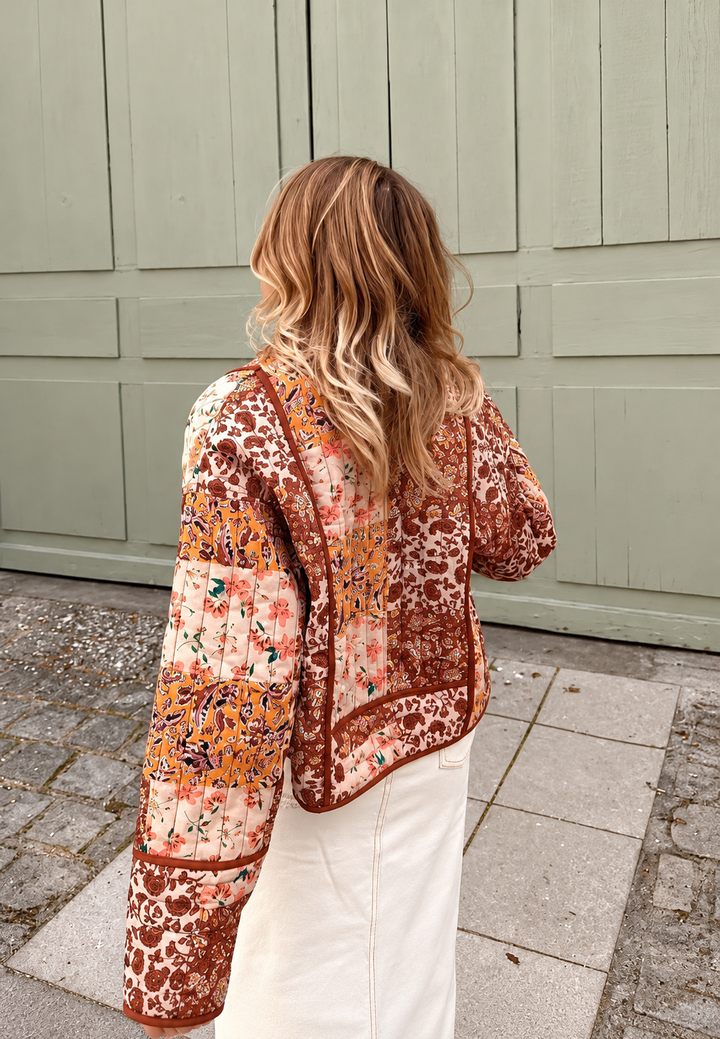 Damen kurze Steppjacke mit Blumen-Patchwork und Besatz - Brienne