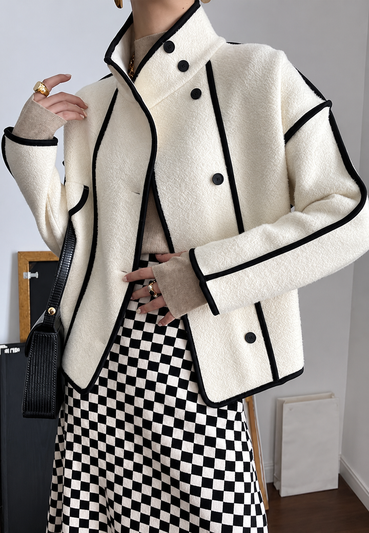 Kurze Damenjacke mit Stehkragen und kontrastierenden Paspeln – Ophélie
