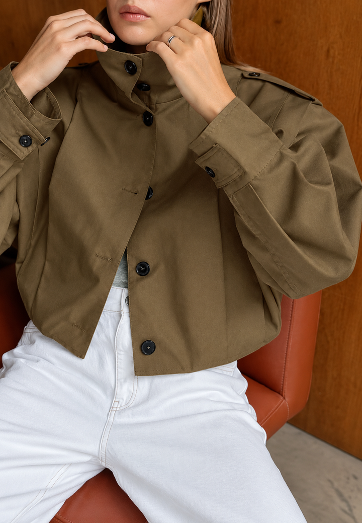 Kurze Damenjacke mit Stehkragen und Knöpfen - Vianne