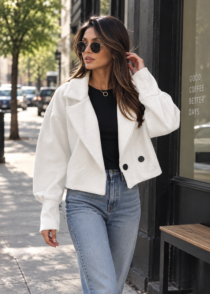 Kurze Damenjacke mit breitem Revers im Oversize-Schnitt – Céliane